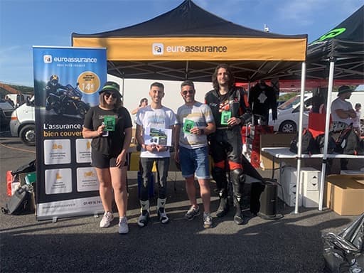 Une femme et trois hommes heureux d'avoir remporté des lots grâce à Euroassurance lors des Speedway days