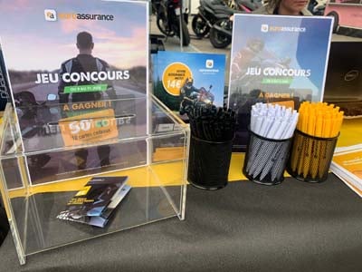 Gros plan sur des stylos et des goodies Euroassurance
