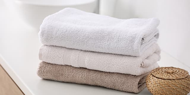 Des serviettes de bain posées sur un meuble