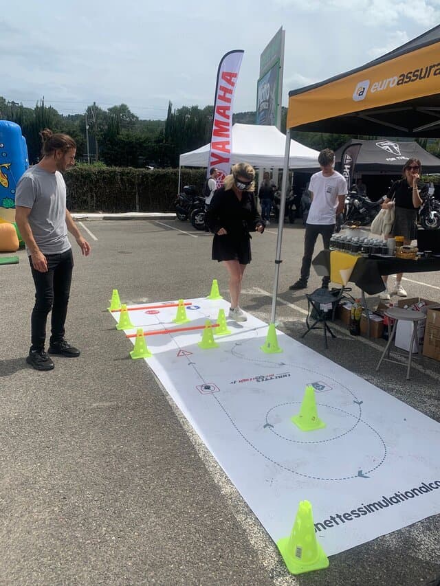 Une personne en train de faire le parcours alcoolémie