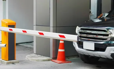 Voiture sortant d'un parking avec une barrière