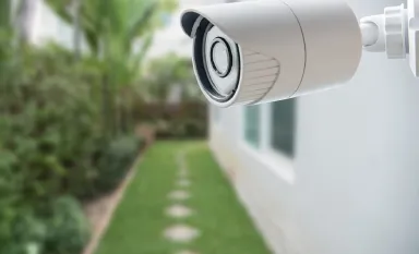 Caméra de surveillance dans le jardin privé d'une maison