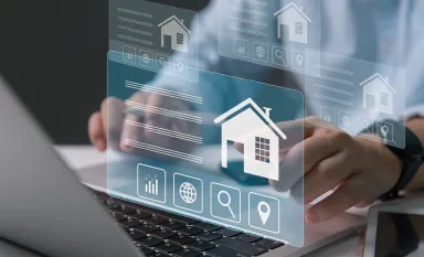 Personne recherchant une assurance habitation sur Internet depuis un ordinateur