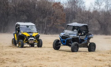 Deux buggy qui circulent dans le sable