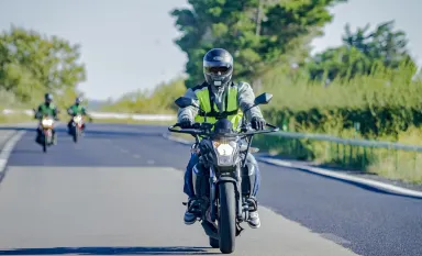 Un homme sur une moto pendant une leçon de conduite