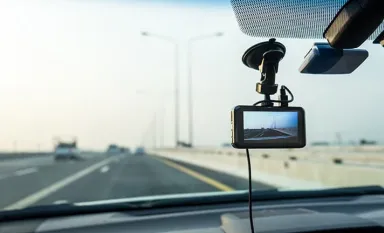 Une camera embarquée installée sur le pare-brise d'une voiture