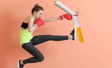 Une femme en tenue de sport en train de frapper une cigarette