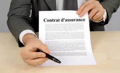 Un homme qui présente un contrat d'assurance