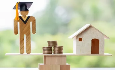 Un étudiant, des pièces et une maison en équilibre sur une balance en bois