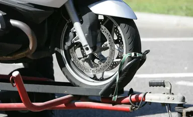 Une moto en panne sur une dépanneuse