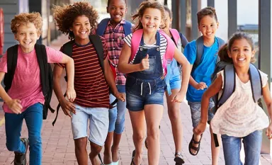Des écoliers qui courent dans le hall de leur école