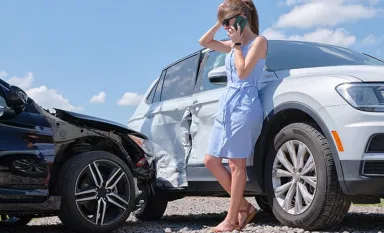 Une conductrice au téléphone avec les secours après un accrochage avec un autre véhicule