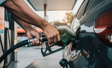 Un automobiliste mettant du carburant dans sa voiture