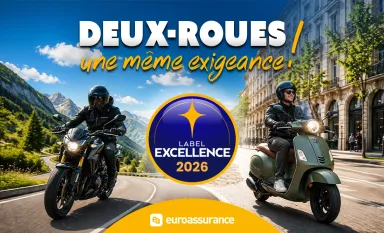 Une moto et un scooter sur la route avec un macaron label excellence 2026 entre les deux