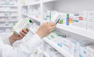 Un pharmacien préparant des boites de médicaments