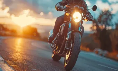 Un motard roulant au crépuscule