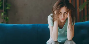 Femme se tenant la tête pendant une crise de gastro-entérite