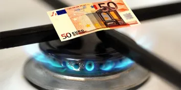 Un billet de 50 euros posé sur une gazinière allumée