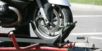 Une moto en panne sur une dépanneuse