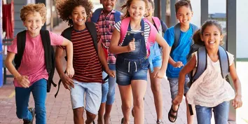 Des écoliers qui courent dans le hall de leur école