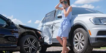 Une conductrice au téléphone avec les secours après un accrochage avec un autre véhicule
