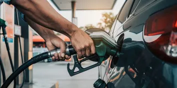 Un automobiliste mettant du carburant dans sa voiture