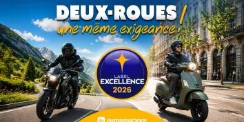 Une moto et un scooter sur la route avec un macaron label excellence 2026 entre les deux
