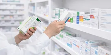 Un pharmacien préparant des boites de médicaments