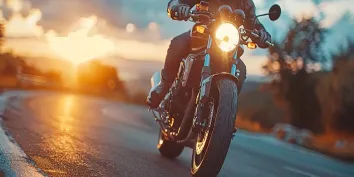 Un motard roulant au crépuscule