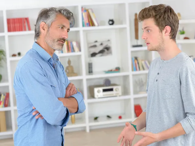 Un père et son fils en train de discuter