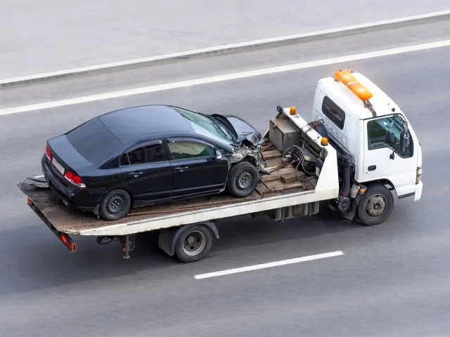 Une voiture accidentée sur une dépanneuse