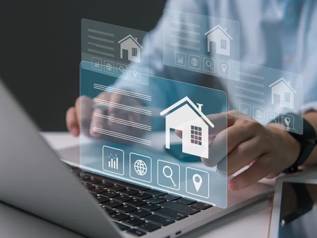Personne recherchant une assurance habitation sur Internet depuis un ordinateur
