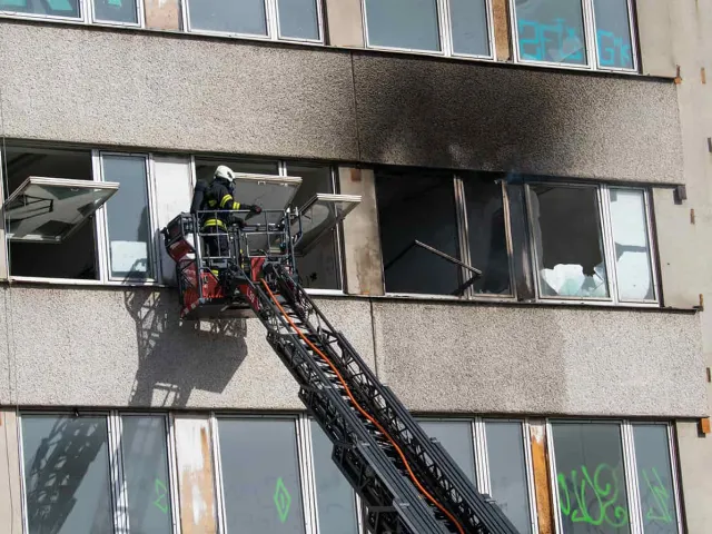 Pompier intervenant dans un immeuble