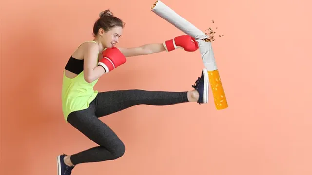 Une femme en tenue de sport en train de frapper une cigarette