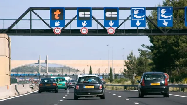 Des voitures sur l'autoroute se dirigeant vers un péage