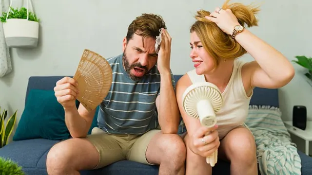 Un homme et une femme s'éventant pendant une vague de chaleur