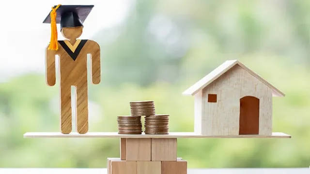 Un étudiant, des pièces et une maison en équilibre sur une balance en bois