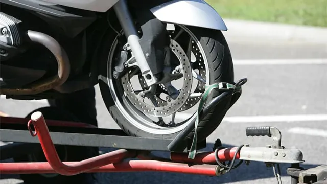 Une moto en panne sur une dépanneuse