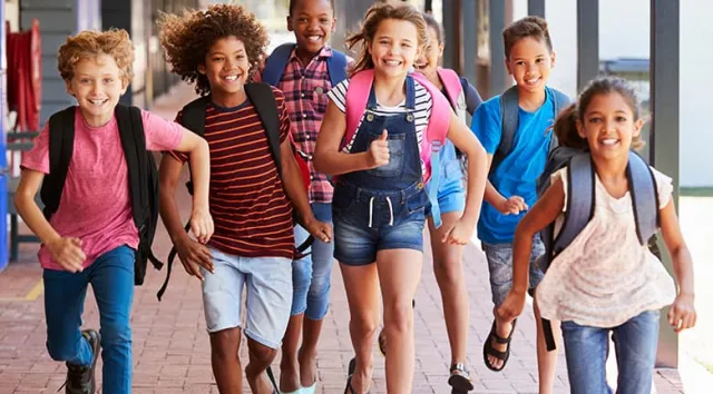 Des écoliers qui courent dans le hall de leur école