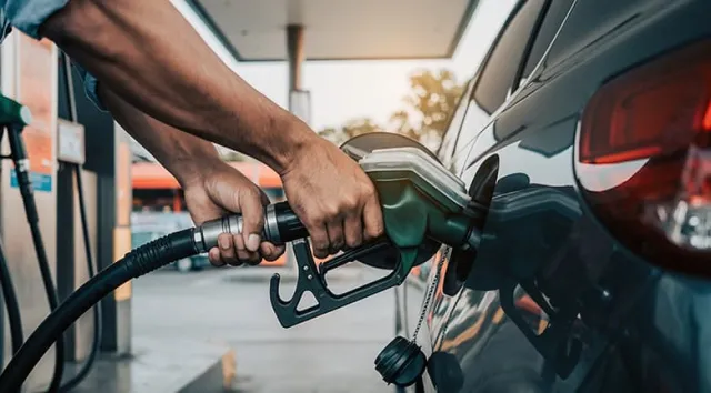 Un automobiliste mettant du carburant dans sa voiture