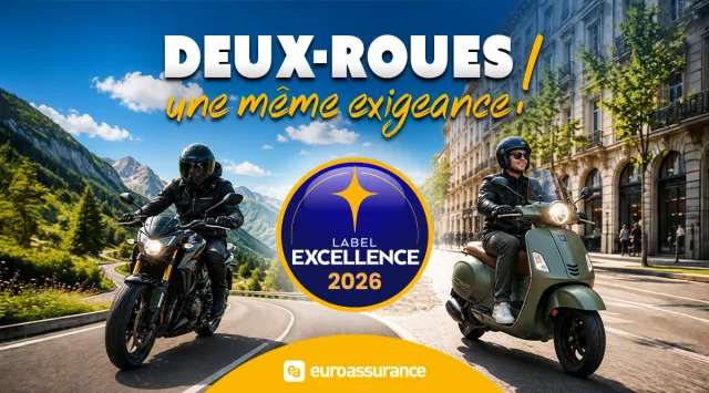 Une moto et un scooter sur la route avec un macaron label excellence 2026 entre les deux