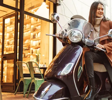 femme sur un scooter